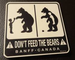 「熊にエサを与えないで下さい」というカナダのポスター。シャレがキツいなあ(笑)
