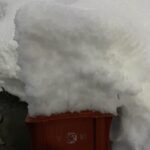 新潟県民ワイ、自宅に積もった雪晒す