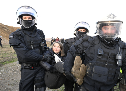 【既視感】グレタちゃんドイツ警察に強制連行され定番のポーズで笑顔