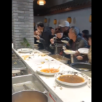 中国人ツアー客の食事風景　スシローペロペロくんどころのレベルじゃない衝撃的な動画が出回る
