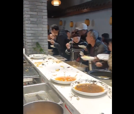 中国人ツアー客の食事風景　スシローペロペロくんどころのレベルじゃない衝撃的な動画が出回る