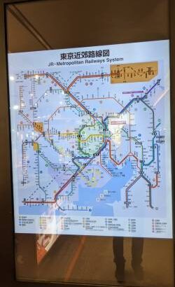 【画像】東京駅のデジタルサイネージ、訂正の仕方が斬新過ぎるｗｗｗｗｗｗｗｗｗｗｗｗ