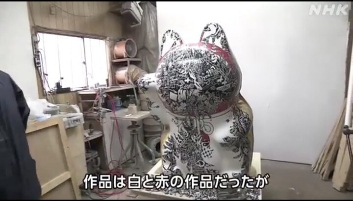【悲報】芸術家さん、施設に展示していたネコのオブジェを勝手に魔改造されてしまう