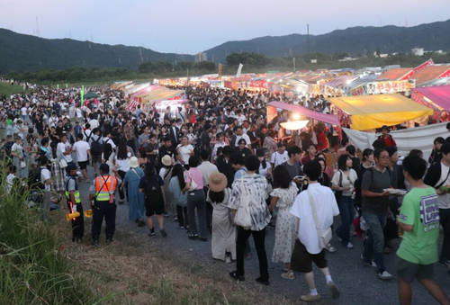 【京都】花火の観覧席有料化に市民の皆様がお気持ち表明「有料だと経済的に見られる人と見られない人に分けられてしまう」「市民が見られないのはおかしい」