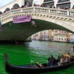 環境活動家　ベネチア運河をはじめイタリア中の川を薬品で緑に染める