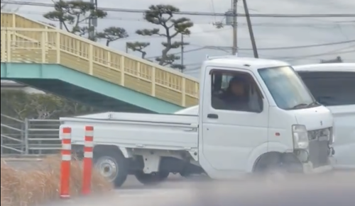 徳島市でとんでもない逆走軽トラがタイヤ無しで走行中