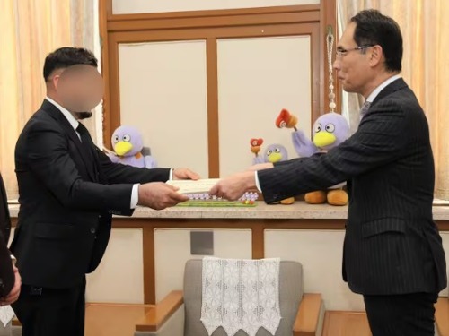 【祝】埼玉県知事が感謝状を手渡した自称難民で傷害事件も起こした某クルド人　強制送還