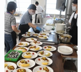 小学生達　学校で朝食を無料で食べる時代になり議論に「なんでもかんでも学校で、という考えが狂ってますね」「今は必要な対策だと思います。」