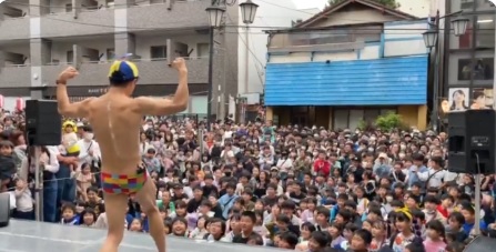 小島よしおさん　小学生界隈でフレディ・マーキュリー状態になっている